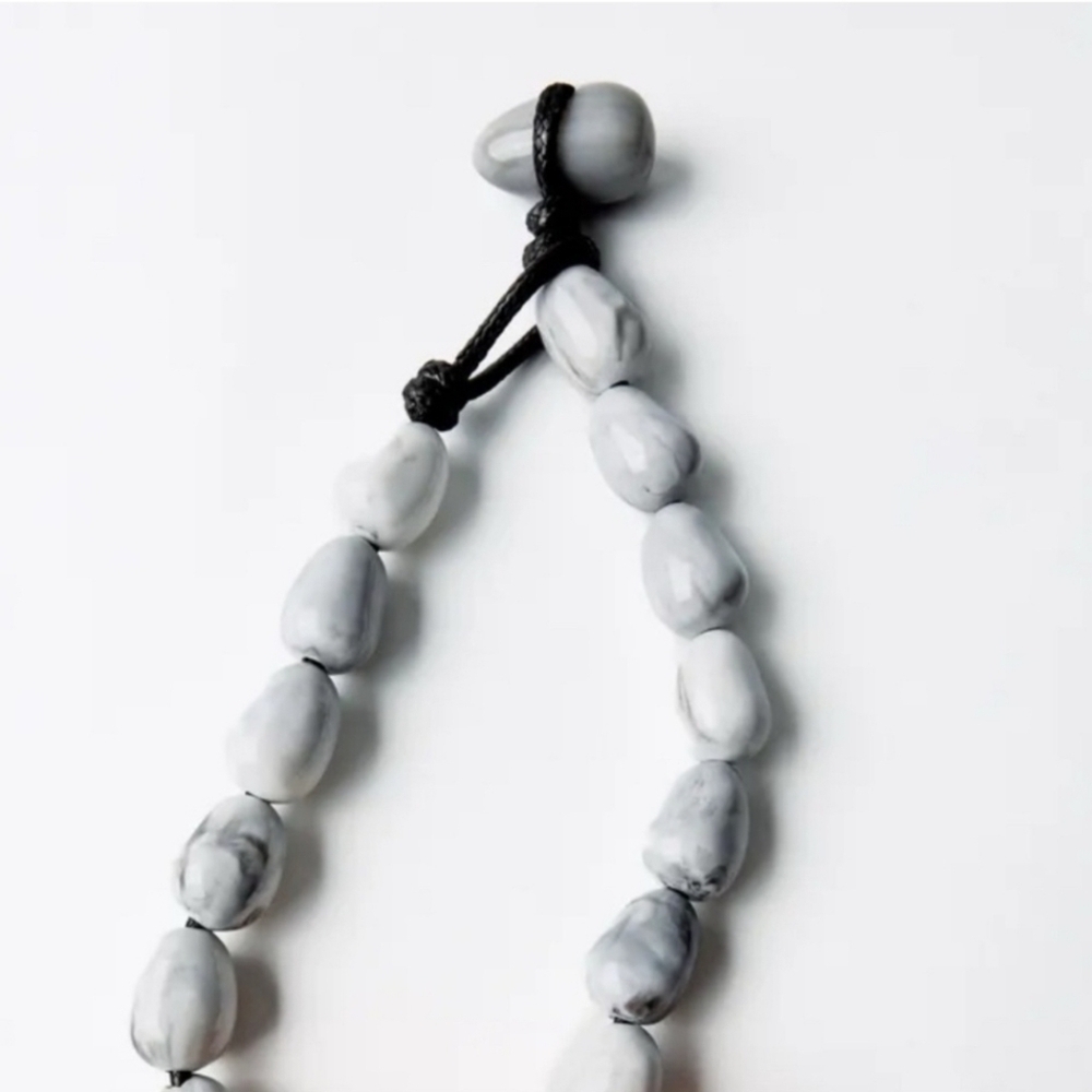 🏵🔹️Piper K 🔹️Beaded 18" Resin Necklace With Oversized Yellow Floral Pendant - Picture 4 of 14